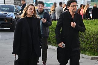 Kuba Wojewódzki z partnerką  na premierze Hamleta