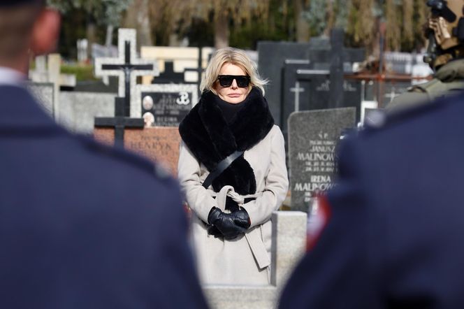 Joanna Racewicz ociera łzy przy grobie męża, pocieszyła ją Barbara Nowacka