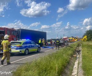 Wypadek w Chełmie Śląskim. Kierowca wjechał pod ciężarówkę