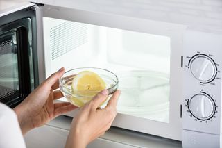 Jak wyczyścić mikrofalówkę. Poznaj domowe sposoby czyszczenia kuchenki mikrofalowej