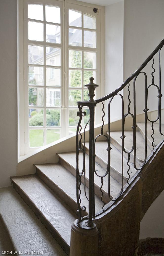 Zabytkowa balustrada w stylu klasycznym