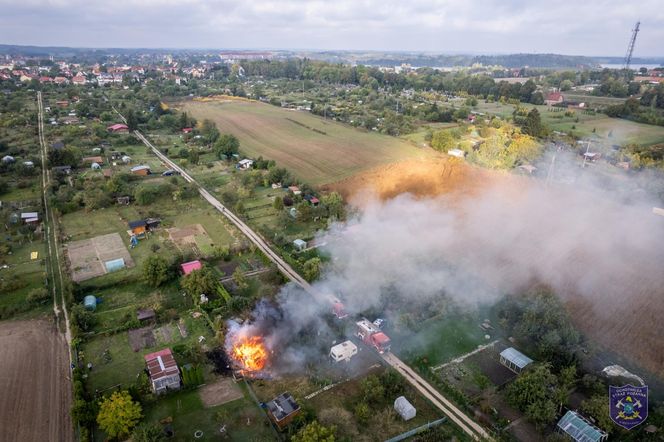 Dramat w domku letniskowym. Zanim przyjechali strażacy, gasili ogień własnymi mundurami