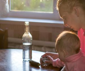 Kompletnie pijana matka opiekowała się piątką dzieci. Wydmuchała ponad 2,3 promila 