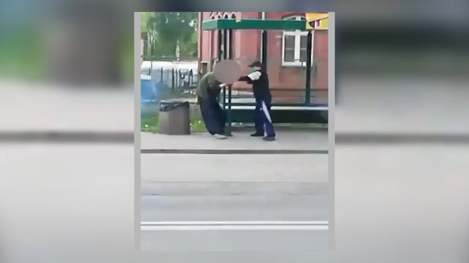 Furiat ZNĘCAŁ SIĘ nad bezdomnym. Kopał i bił po twarzy! MAKABRYCZNE nagranie!