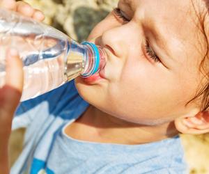 10-latek wypił 6 butelek w godzinę. Płyny puchły wokół jego mózgu