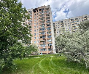 Pożar w bloku na Bemowie. Płonie mieszkanie na 11. piętrze. Jedna osoba poszkodowana	