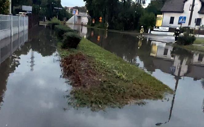 Powódź błyskawiczna w Tarnowskich Górach. Drogą płynie rzeka
