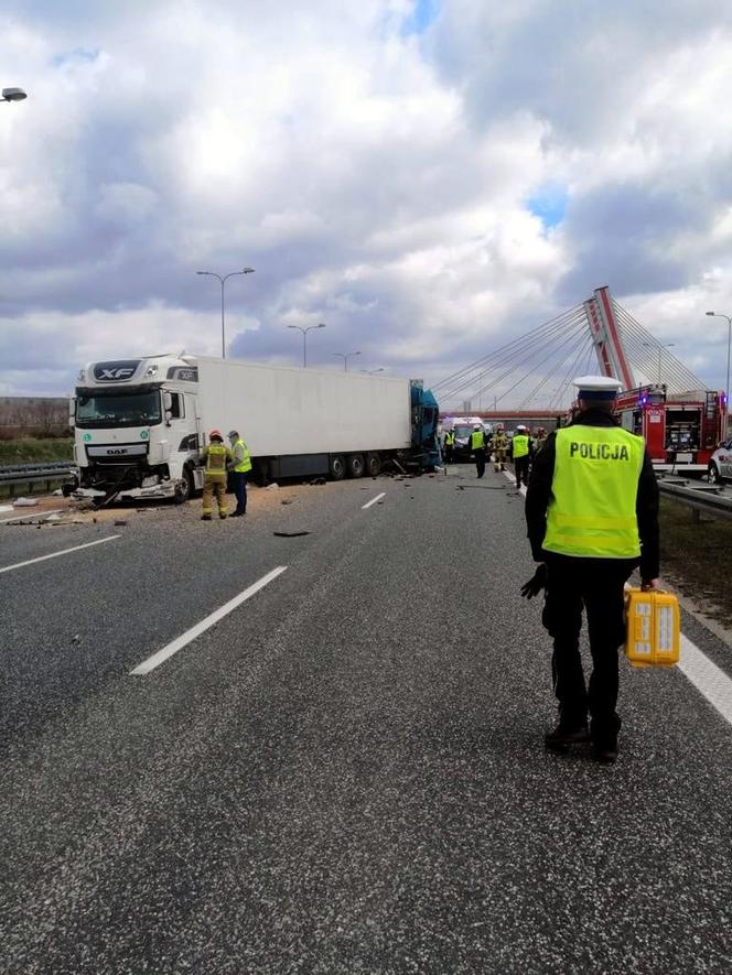 Autostrada A4 w Gliwicach zablokowana po wypadku dwóch ciężarówek. Są potężne utrudnienia