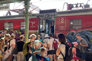 Wycieczka pociągiem czytelników Sądeckiej Biblioteki Publicznej i spotkanie z autorami książek w Piwnicznej 