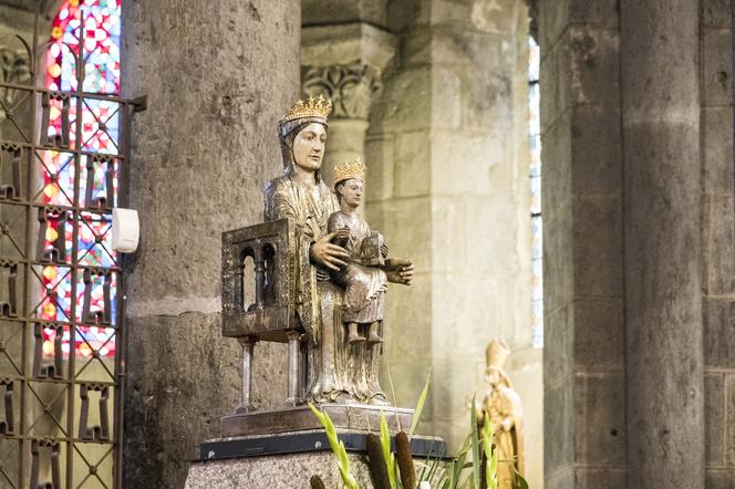 Orcival, Francja. Romańska figura Marii Panny w Bazylice Notre-Dame