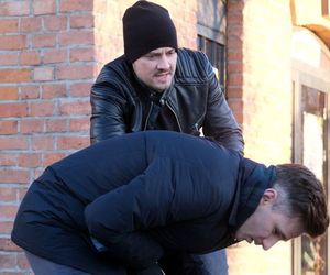 	M jak miłość odc. 1855. Kamil (Marcin Bosak), bandyta (Maciej Babicz)