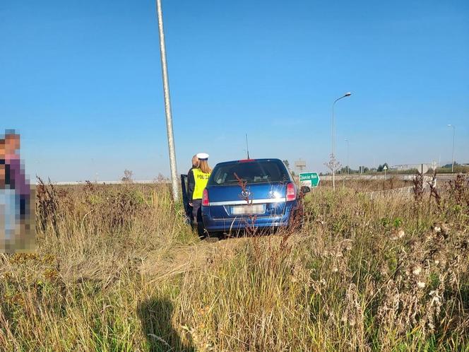 Pijany kierowca utknął oplem na środku ronda w Marzeninie