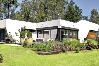 Inwestor nie wiedział, czego chce, architekt był młody, a działka ze spadkiem. Powstał nowoczesny dom z uskokiem