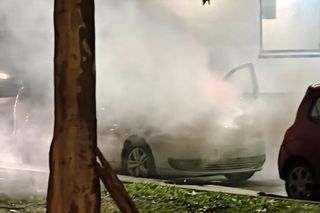 Pożar samochodu przy stacji benzynowej w Warszawie