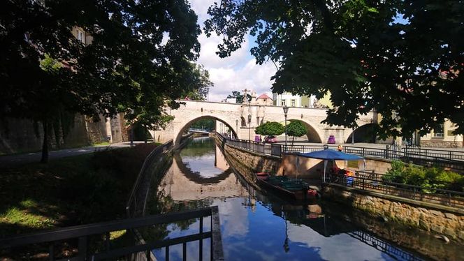 O tym mieście mówią "mała Praga". Twierdza, podziemia i najstarszy kamienny most 