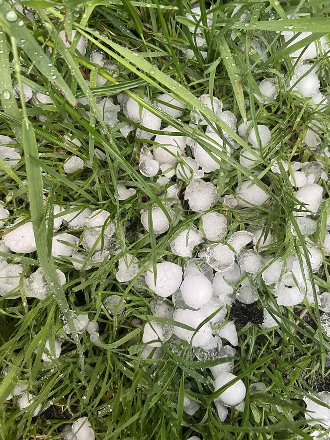 Groźne burze suną przez Dolny Śląsk. Gradobicie w okolicy Bolesławca, trudna sytuacja na A4 