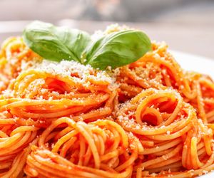 Spaghetti w pomidorowym sosie w 5 minut z piekarnika bez gotowania makaronu