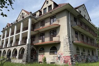 Hotel Bristol w Zakopanem z fasadą w stylu art déco. Kelnerzy obsługiwali tu gości w białych rękawiczkach, bywały tu elity