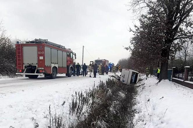 Wypadek busa z ponad 20 dziećmi w środku! Droga w Trześni na Podkarpaciu zablokowana  
