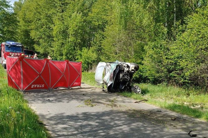 Tragedia na drodze, zginął 34-latek. BMW dachowało na łuku drogi!