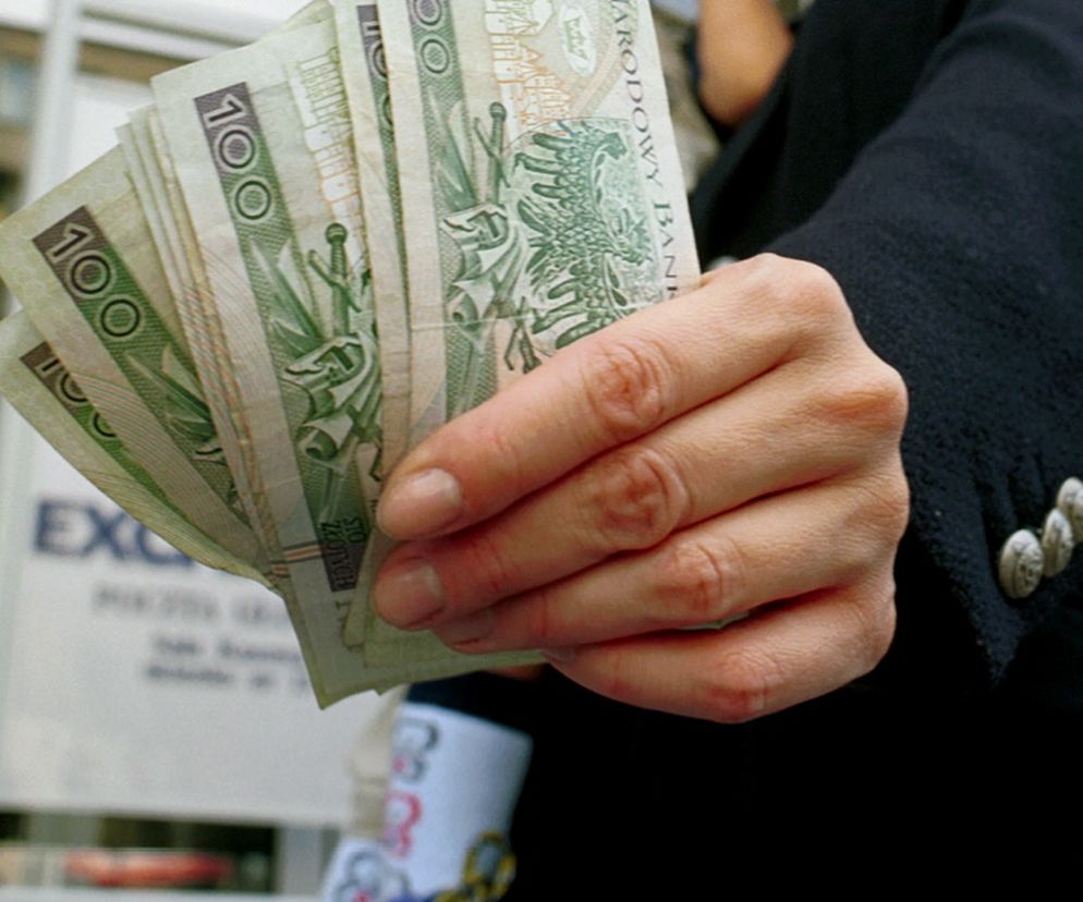 pieniądze wynagrodzenie gotówka banknoty