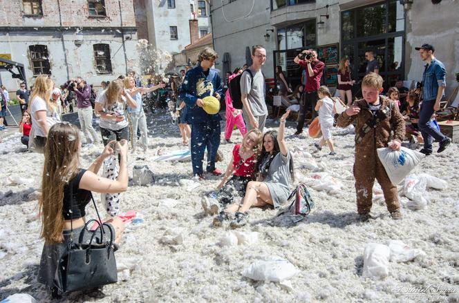 Pierze zasypało Kraków! Za nami wielka bitwa na poduszki! [GALERIA ZDJĘĆ]