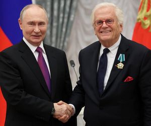 Urodził się w Inowrocławiu, właśnie przyjął medal od Putina. Były uściski i wspólne zdjęcia