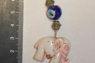 Ubrany szkielet kobiety na kamieniu tuż przy potoku. Natknęła się na niego turystka