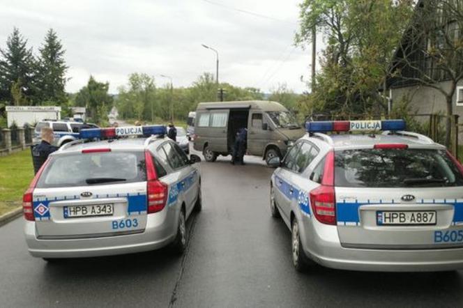 Policjanci zainteresowali się zaparkowanym na poboczu autem