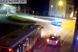 Policjanci eskortowali samochód z rodzącą kobietą [WIDEO]