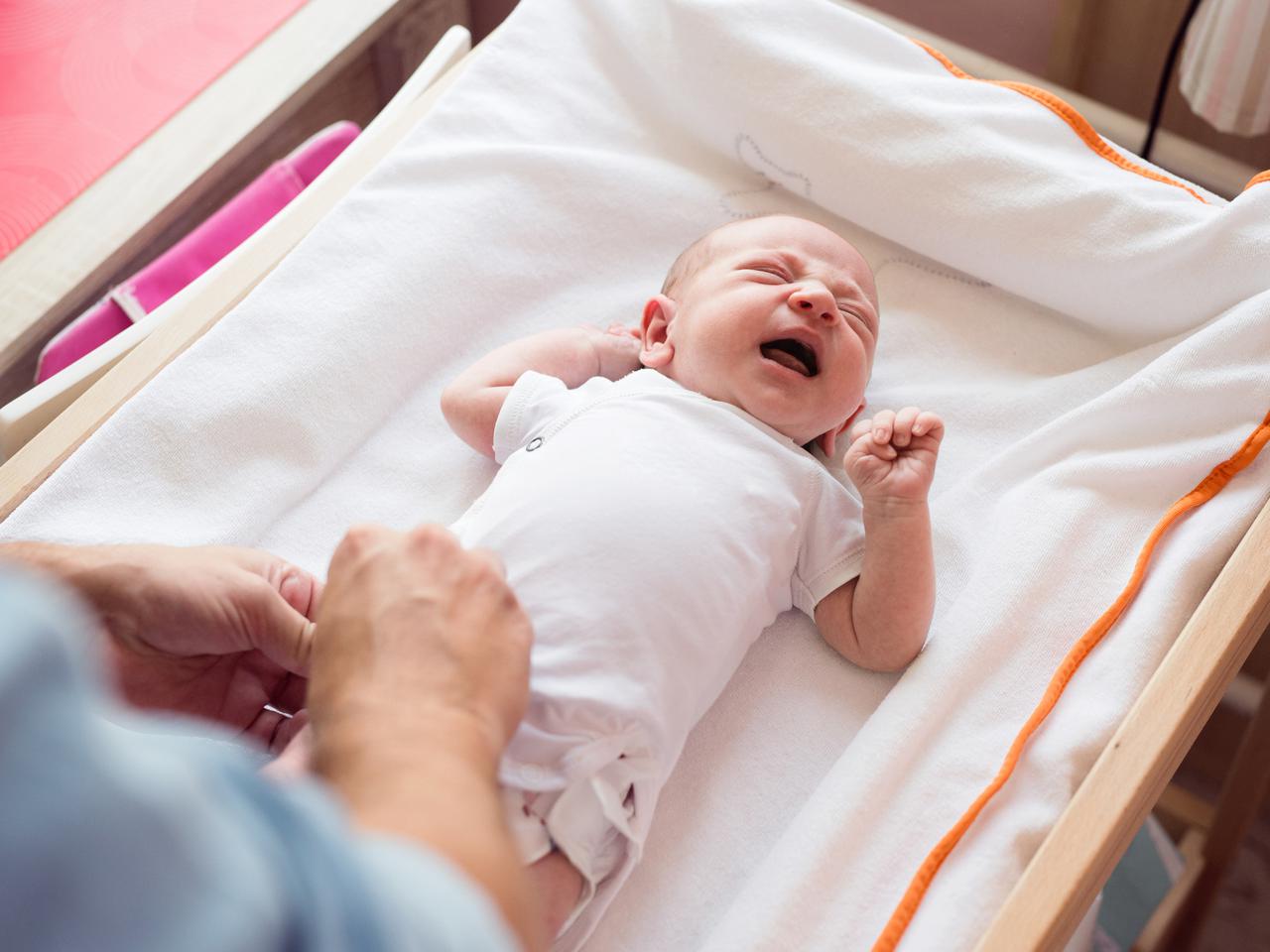 Czy kupa ze śluzem oznacza, że niemowlę ma alergię? Pediatra odpowiada