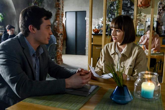 Zakochani po uszy odcinek 201. Sonia (Pola Błasik), jej prawnik (Łukasz Szczepanowski)