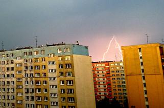 Centrum Zarządzania Kryzysowego w Łodzi ostrzega przed burzami z gradem II stopnia
