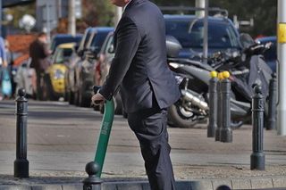 Poseł Wipler przejechał hulajnogą na czerwonym świetle