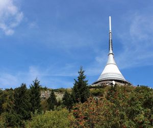 Kosmiczny hotel w Sudetach na sprzedaż! Ikona socmodernizmu zmieni właściciela