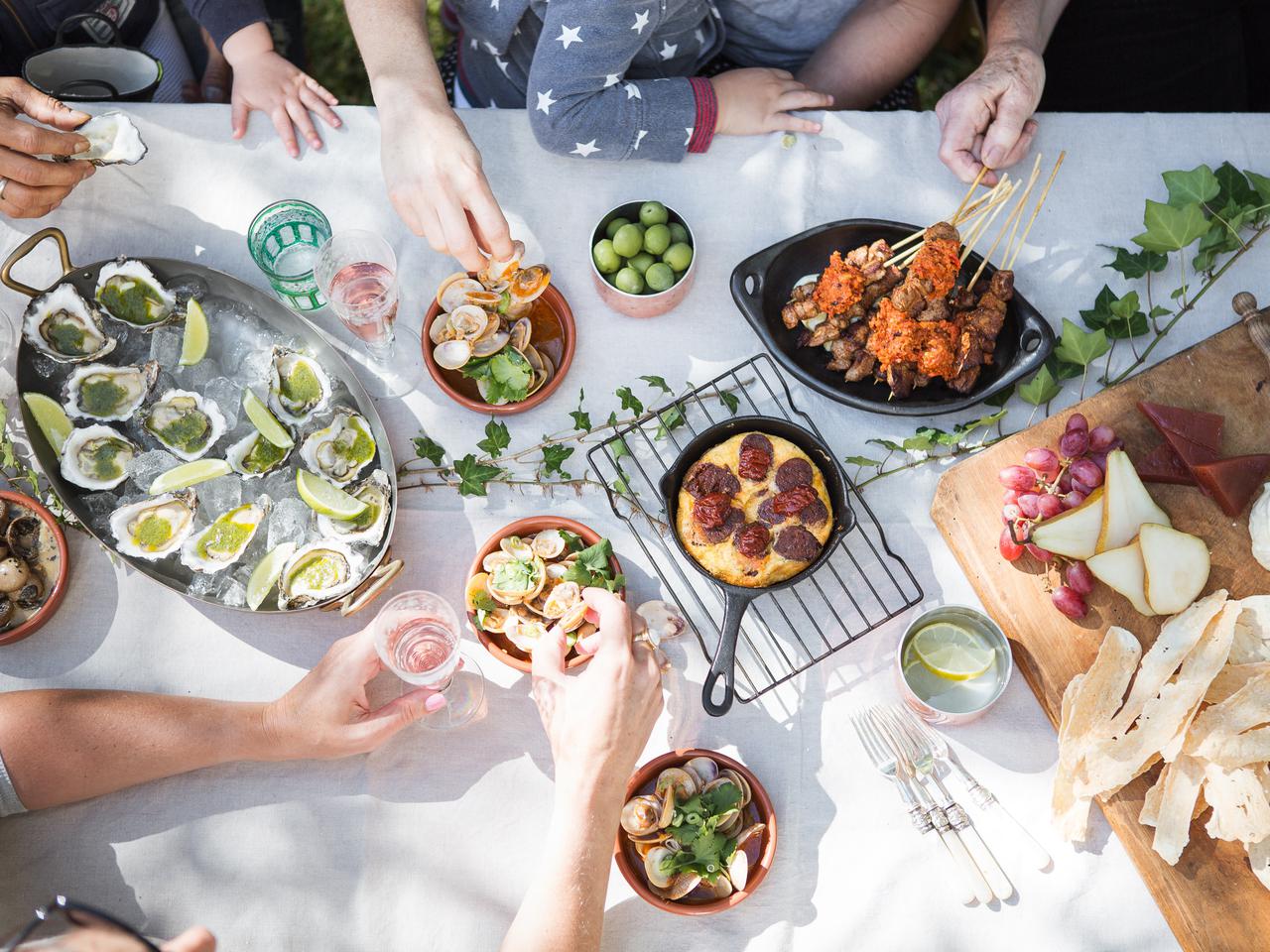 Garden party: jak zorganizować? Aranżacja ogrodu na przyjęcie pod chmurką
