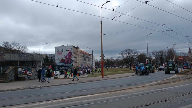 Protest rolników we Wrocławiu. Strajk wymyka się spod kontroli. Urząd Wojewódzki obrzucany jajkami