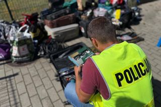Od kilku miesięcy okradał niezamknięte auta. Policja z Ostródy szuka poszkodowanych