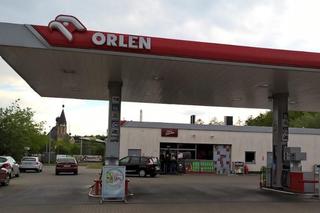 Tyle powinien kosztować litr benzyny na stacjach w Polsce?! Sprawdź o ile zaniżane są ceny paliw