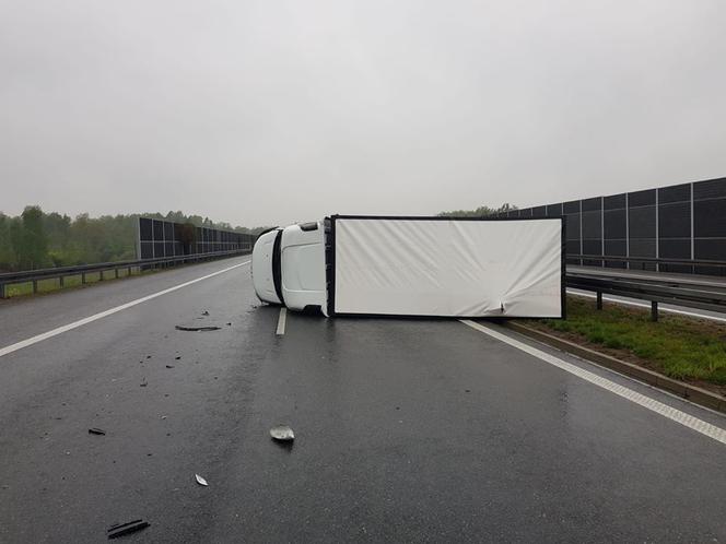 Kolizja na tarnowskim odcinku autostrady. Porsche nie dało rady ciężarówce