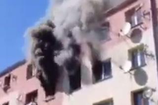 Pożar w Zawierciu. Kłęby czarnego dymu buchały przez okna. 11-letnia dziewczynka trafiła do szpitala w Katowicach