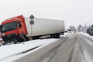 Zima na iławskich drogach, zaskoczyła... kierowców