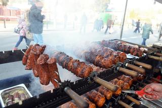Nie do wiary, co sprzedają pod cmentarzami. Nie tylko wiązanki i znicze