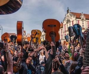 Gitarowy Rekord Świata 2024. Znamy kolejne gwiazdy. Hołdys i Waglewski zagrają „I Ching” we Wrocławiu