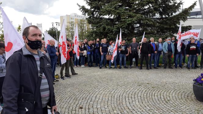 Pikieta w MAN-ie. Związkowa "Solidarność" w MAN BUS nadal protestuje!