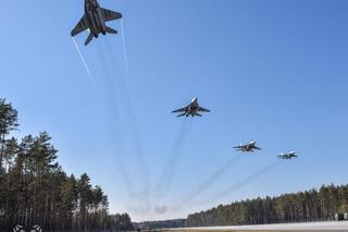 Niecodzienny widok na drodze wojewódzkiej. Lądowały na niej samoloty bojowe [ZDJĘCIA]