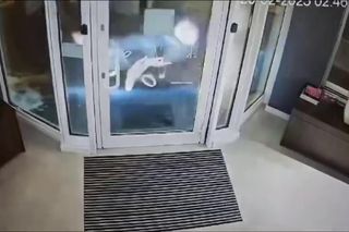 Wjechali autem do jubilera, a potem uciekli z łupem! Jest nagranie z napadu