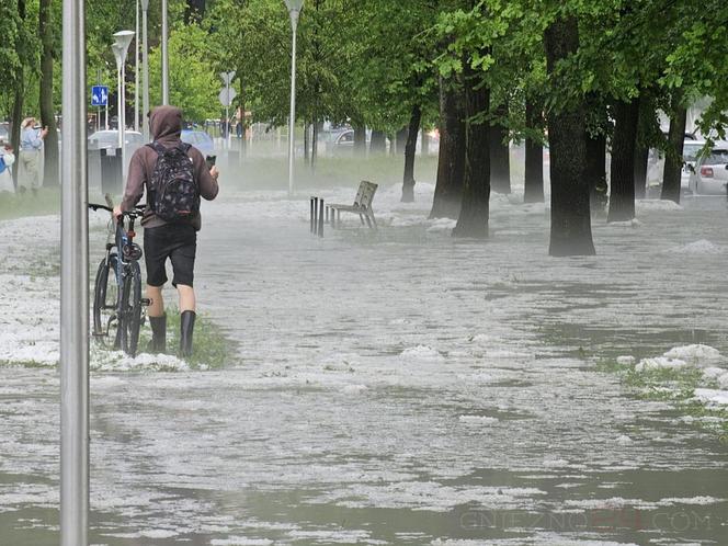 Nawałnica nad Gnieznem. Miasto zalały strumienie wody po ulewie i gradobiciu [ZDJĘCIA].