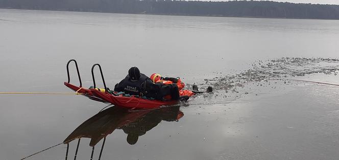 Lubelscy strażacy ćwiczyli na Zalewie Zemborzyckim ratowanie osób, pod którymi załamał się lód