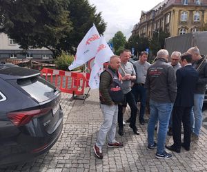 Konferencja prasowa hutników przed Ministerstwem Przemysłu w Katowicach